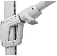 Gros plan du mécanisme de manivelle Suncomfort by Glatz pour faire fonctionner un parasol.