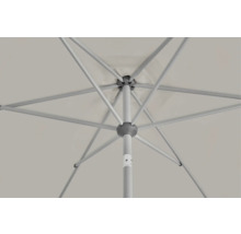 Vue du dessous d'un parasol avec structure métallique