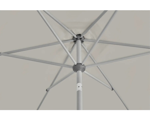 Vue du dessous d'un parasol avec structure métallique