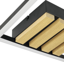 Plafonnier avec détails en bois