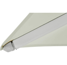 Vue détaillée d'un parasol avec tissu clair et structure argentée