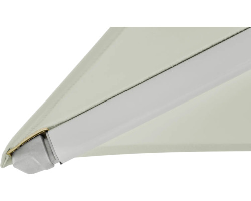 Vue détaillée d'un parasol avec tissu clair et structure argentée