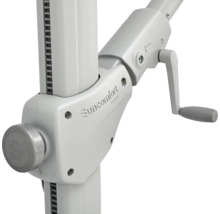 Vue détaillée d'un parasol avec mécanisme à manivelle et vis de blocage