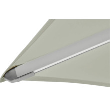 Vue détaillée d'un store avec un cadre argenté