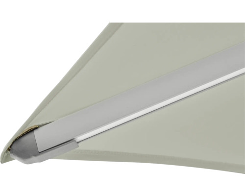 Vue détaillée d'un store avec un cadre argenté