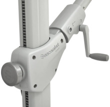 Vue détaillée d'un mécanisme de parasol avec manivelle et bouton rotatif