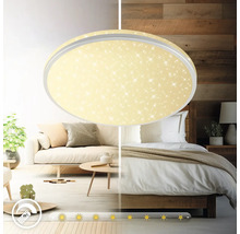 Raumansicht mit einer runden Deckenleuchte mit Sternenmuster und einstellbarer Lichtintensität