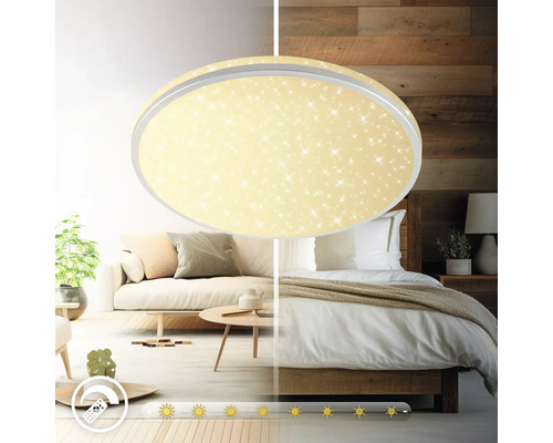 Raumansicht mit einer runden Deckenleuchte mit Sternenmuster und einstellbarer Lichtintensität