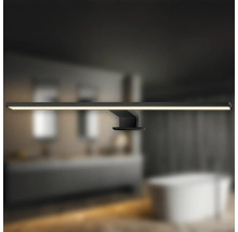 Badezimmer mit einer schwarzen LED-Wandleuchte über einem Waschbecken und einer Badewanne