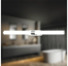 Badezimmer mit einer einzelnen, horizontalen, silbernen Badezimmerleuchte