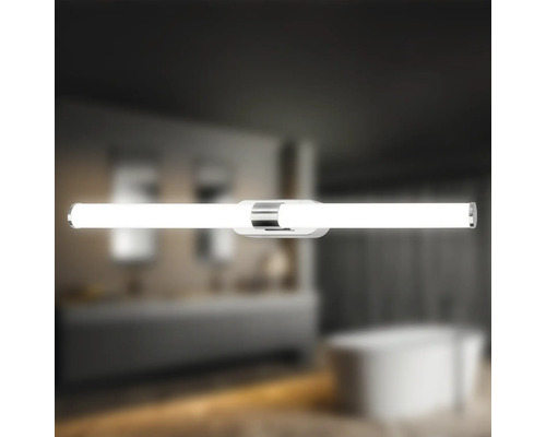 Badezimmer mit einer einzelnen, horizontalen, silbernen Badezimmerleuchte