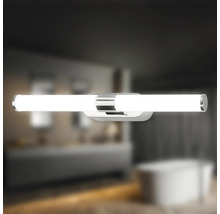 Badezimmer mit beleuchteter Wandleuchte