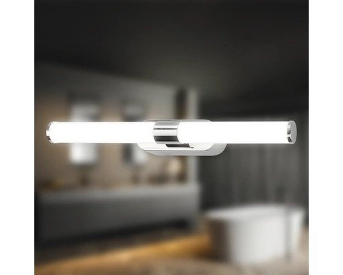 Badezimmer mit beleuchteter Wandleuchte