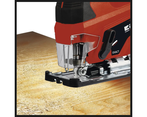 Scie sauteuse Einhell coupant du bois