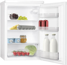 Gefüllter Kühlschrank mit Lebensmitteln wie Obst, Gemüse, Eiern und Getränken.