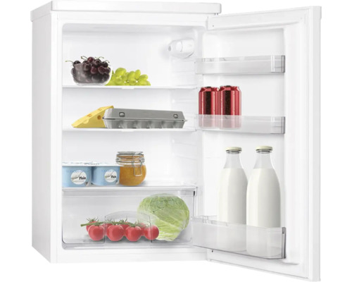 Gefüllter Kühlschrank mit Lebensmitteln wie Obst, Gemüse, Eiern und Getränken.