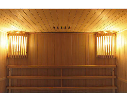 Intérieur d'un sauna avec lambris et bancs en bois