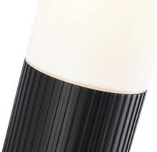 Gros plan d'une lampe avec un pied de lampe nervuré.