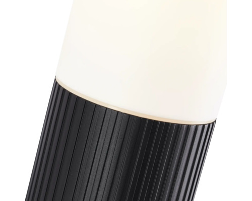 Gros plan d'une lampe avec un pied de lampe nervuré.