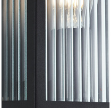 Gros plan d'une lampe avec des tiges en verre et un cadre métallique