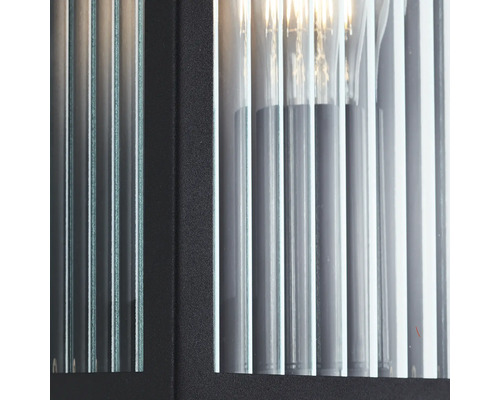 Gros plan d'une lampe avec des tiges en verre et un cadre métallique