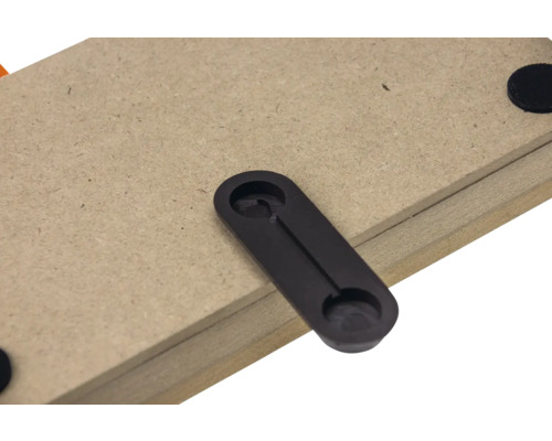 Holzplatte mit Halterung zur Befestigung