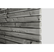 Holzfassade mit horizontalen Brettern