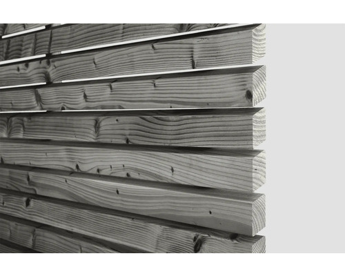 Holzfassade mit horizontalen Brettern