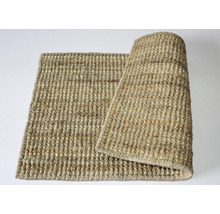 Tapis en fibres naturelles, partiellement enroulé