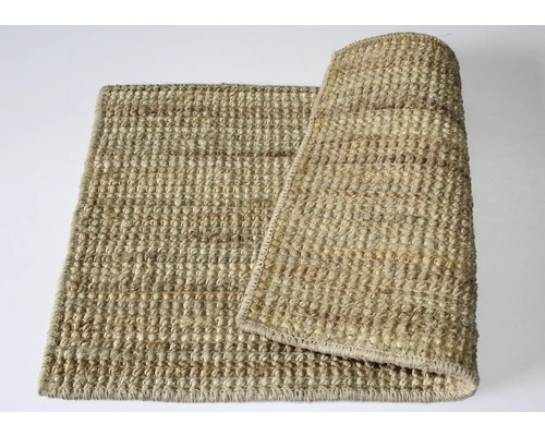 Tapis en fibres naturelles, partiellement enroulé