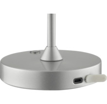 Detailaufnahme des silberfarbenen Sockels einer Tischleuchte mit USB-Anschluss und Schalter