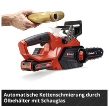 Tronçonneuse à batterie Einhell en cours de remplissage d'huile