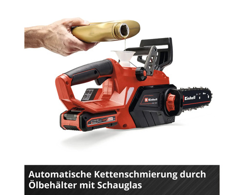 Tronçonneuse à batterie Einhell en cours de remplissage d'huile