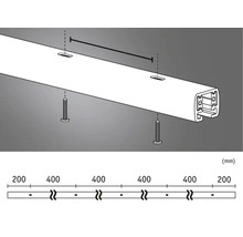 Illustration einer Befestigungsschiene mit Schrauben und Massangaben in Millimetern