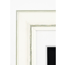 Détail d'un cadre photo blanc avec un léger aspect usagé