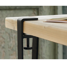 Detailansicht einer Tischhalterung mit Schraubzwinge an einer Tischplatte.