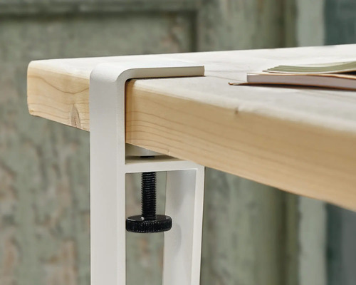 Vue détaillée d'une fixation de table avec serre-joint sur un plateau de table