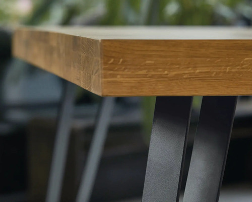 Plateau de table en bois avec pieds en métal