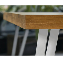 Detailansicht einer Tischplatte aus Holz mit Metallbeinen