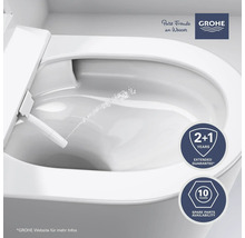 Gros plan de toilettes avec fonction de douche en marche, logo Grohe, sceau pour une garantie prolongée de 2+1 ans, sceau pour une disponibilité des pièces de rechange de 10 ans
