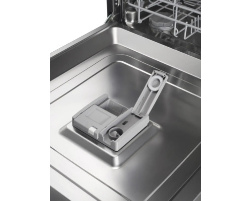 Intérieur d'un lave-vaisselle avec distributeur de produit de lavage ouvert