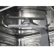 Vue intérieure d'un lave-vaisselle avec bras et tête de pulvérisation