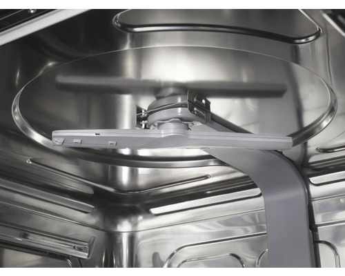 Vue intérieure d'un lave-vaisselle avec bras et tête de pulvérisation