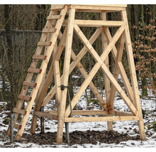 Hölzerner Hochsitz mit Leiter im Aussenbereich.