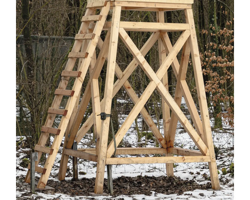 Hölzerner Hochsitz mit Leiter im Aussenbereich.