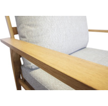 Detailansicht eines Sessels mit Holzrahmen und Textilbezug