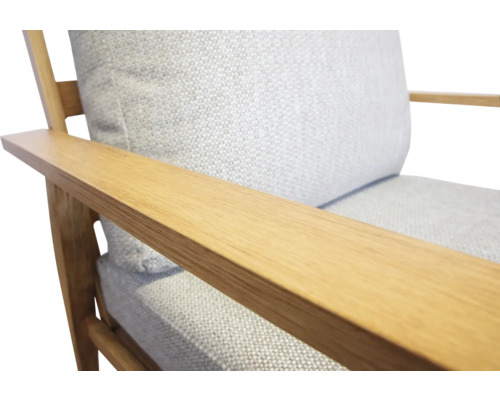 Detailansicht eines Sessels mit Holzrahmen und Textilbezug
