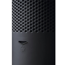 Gros plan d'un appareil avec structure à trous ronds et symbole d'évacuation de l'eau