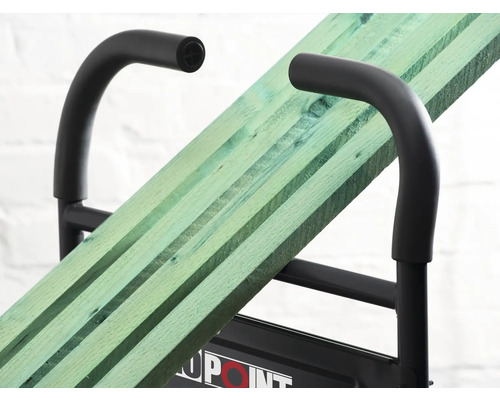 Holzbretter auf einer Richtbank mit Metallgestell