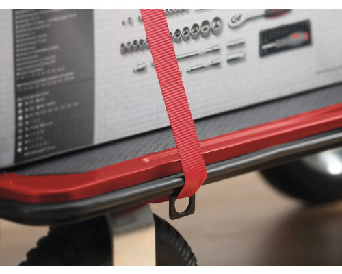 Detailansicht eines Werkzeugwagens mit Werkzeugsortiment und Spanngurt.